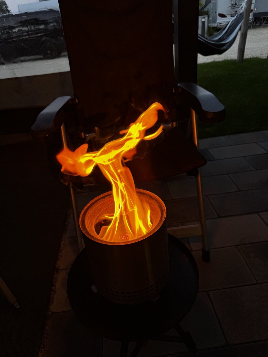 Feuerschale am Abend