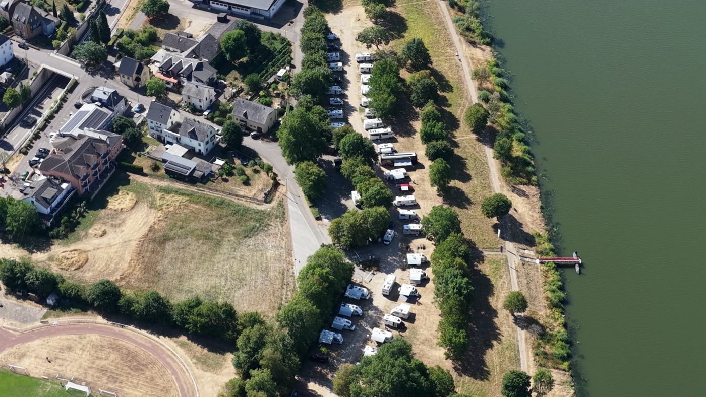 Der Moselstellplatz Wintrich von oben, direkt am Fluss