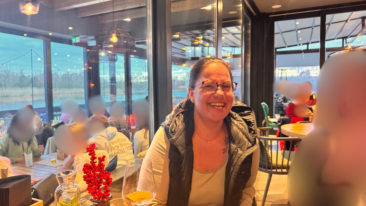 Jutta und Tatjana lachen im Restaurant Cabana