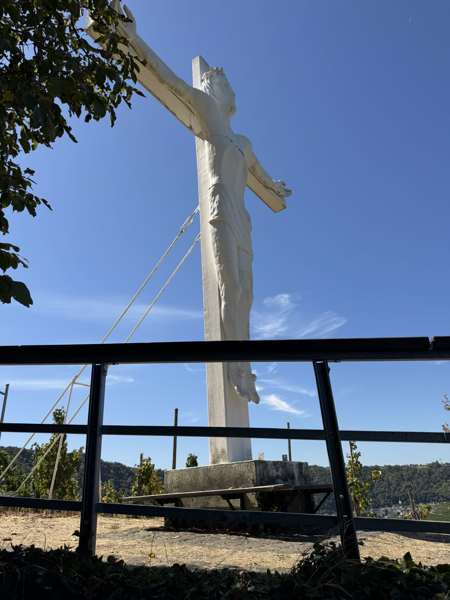Das weisse Kreuz Grosser Herrgott auf dem Geierskopf ueber den Weinbergen von Wintrich
