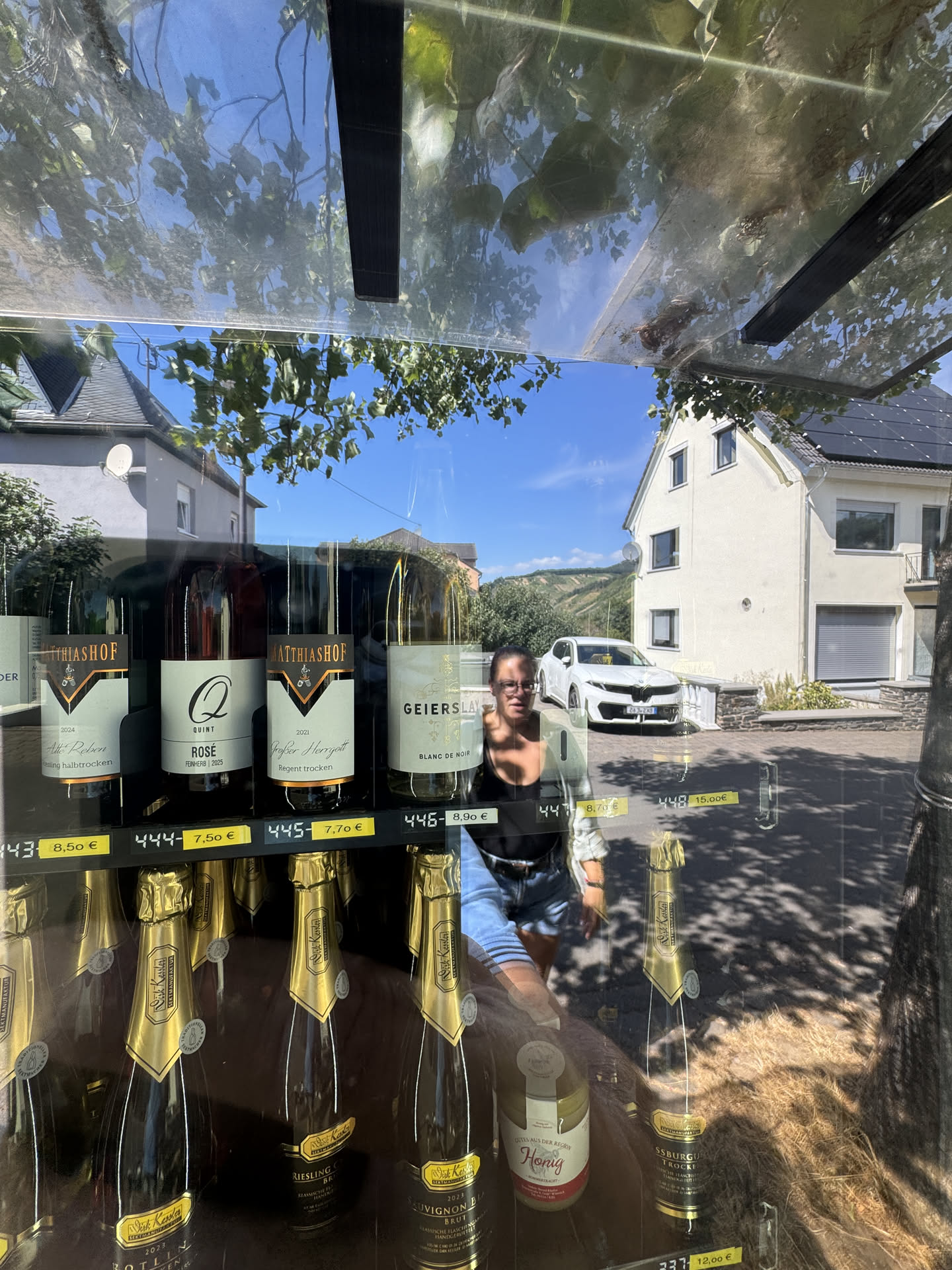 Flasche mit der Lagenbezeichnung Grosser Herrgott im Weinautomaten am Moselstellplatz Wintrich