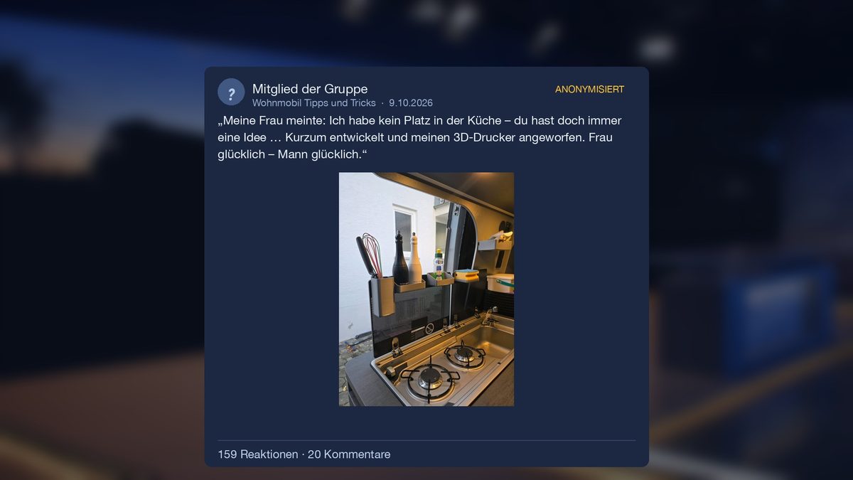 Anonymisierter Beitrag mit Foto: 3D-gedruckte Halter für Schneebesen, Pfeffermühlen und Spülmittel an der hochgeklappten Herdabdeckung